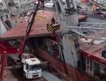 Bakıma alınan gemi yan yattı: 1 ölü