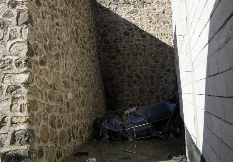 Otomobil 15 metrelik uçurumdan düştü: Sürücü yaralı kurtuldu