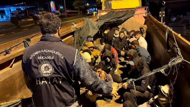 Hafriyat kamyonu kasasından moloz yerine göçmen çıktı