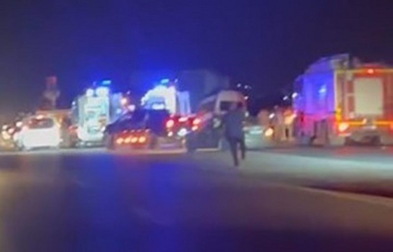 Yolcu minibüsü traktöre çarptı: 15 yaralı