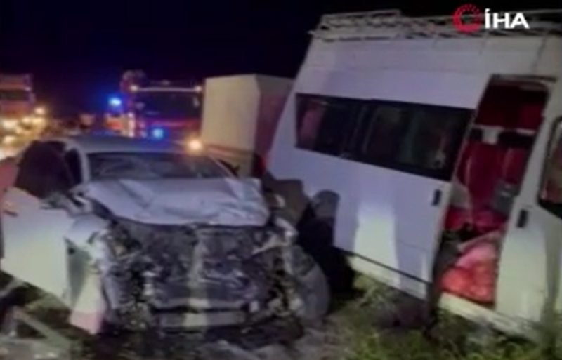 Minibüs ile otomobil çarpıştı: 10’u tarım işçisi 12 yaralı