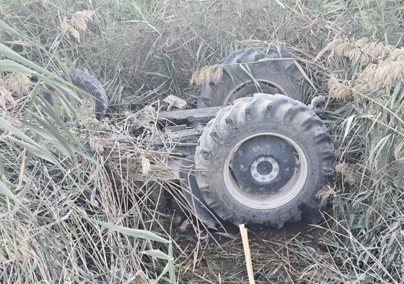  Devrilen traktörün altında kalan sürücü hayatını kaybetti