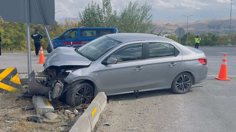 İki otomobil çarpıştı: 2 yaralı