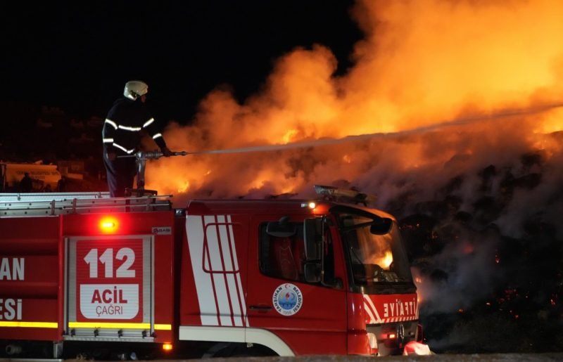  650 ton saman balyası kundaklandı: Yaklaşık maddi zarar 2 milyon lira