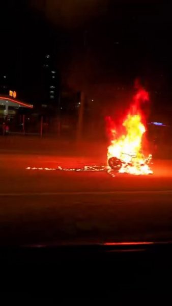 Aracın çarptığı motosiklet savrulup alev aldı: 1 yaralı