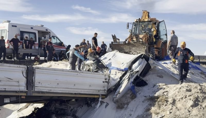 Tır şoförü kum altında kalan kabinde can verdi