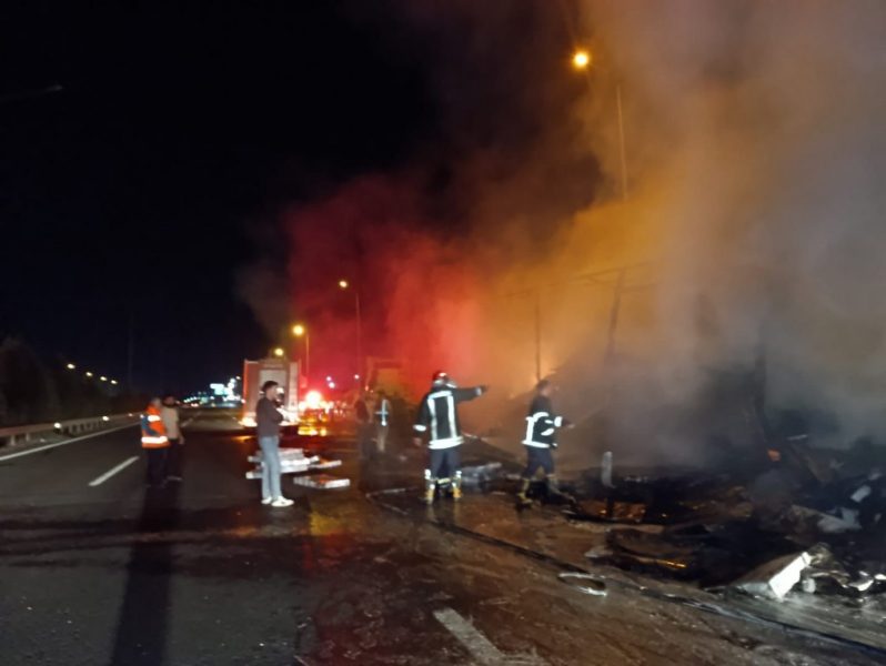  TV yüklü tır alev topuna döndü