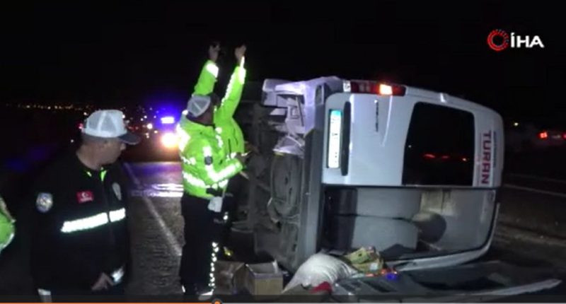 Tur midibüsü devrildi: 13’ü öğrenci 14 kişi yaralandı