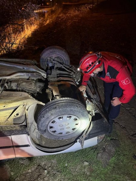 Yol kenarına uçan otomobilin sürücüsü yaralandı