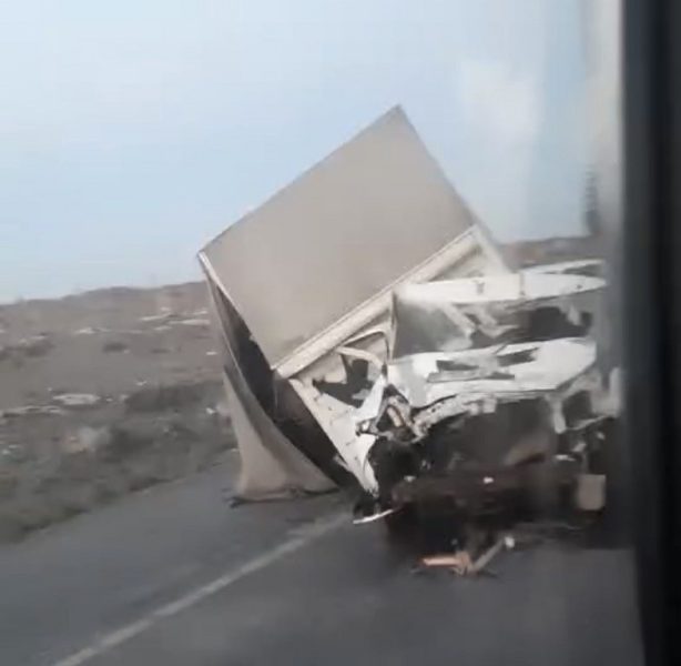 Kontrolden çıkan kamyon refüje çarptı: 1 yaralı