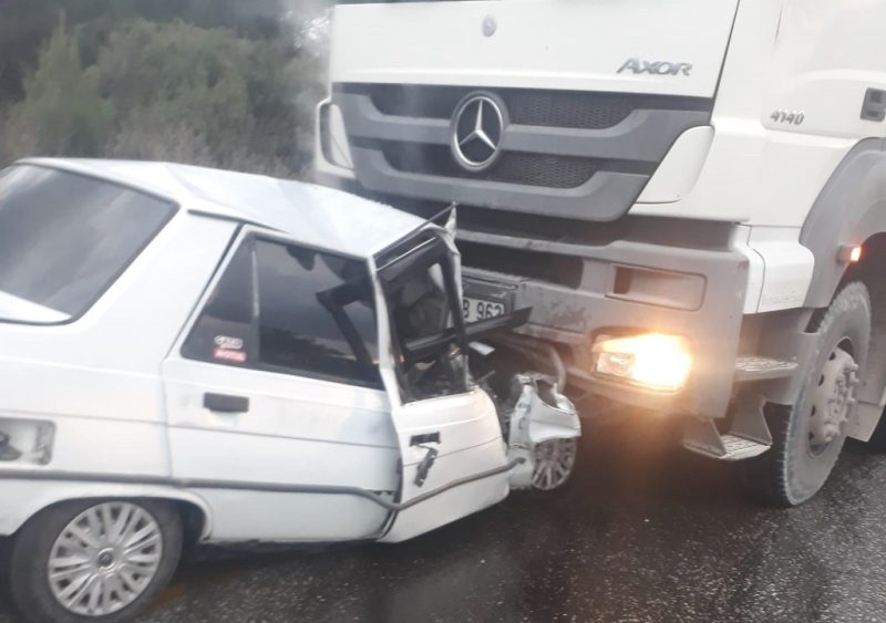 Kamyon ile otomobil kafa kafaya çarpıştı: 1 ölü, 1 yaralı