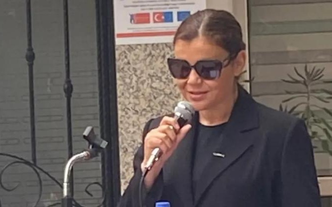 Saadet öğretmen şiiri “Sayende” ile duygulandırdı, ayakta alkışlandı