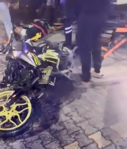 Motosikletle otomobil çarpıştı: 1’i ağır 2 yaralı