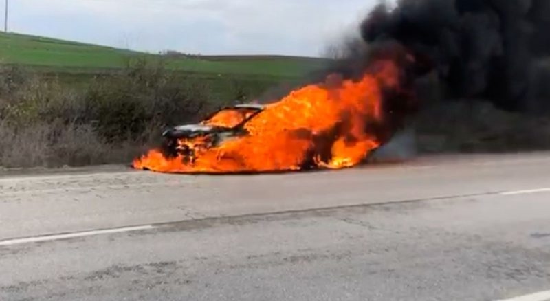 Seyir halindeki otomobil alev alev yandı