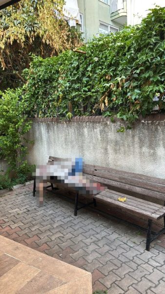Cami avlusundaki bankta bir kişi ölü bulundu
