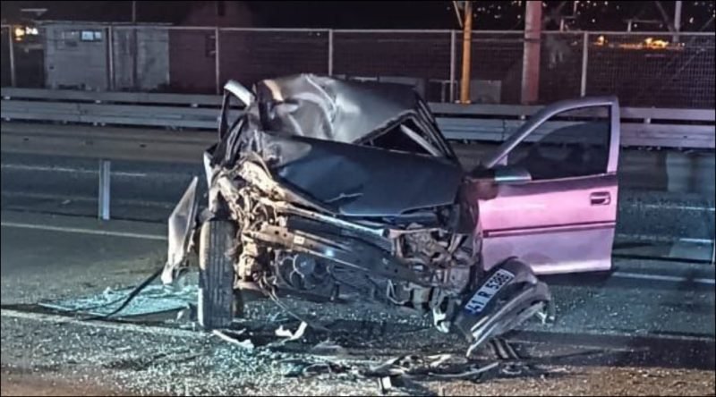 Demir bariyerlere çarpan otomobil parçalandı: Sürücü yaralandı