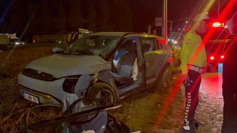 Porselen hammaddesi yüklü kamyon otomobille çarpıştı: 4 yaralı