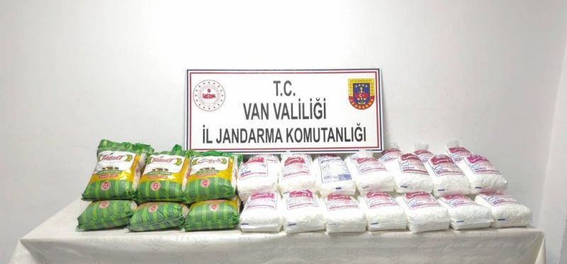 Kaçak eşya ve gıda maddesi ele geçirildi