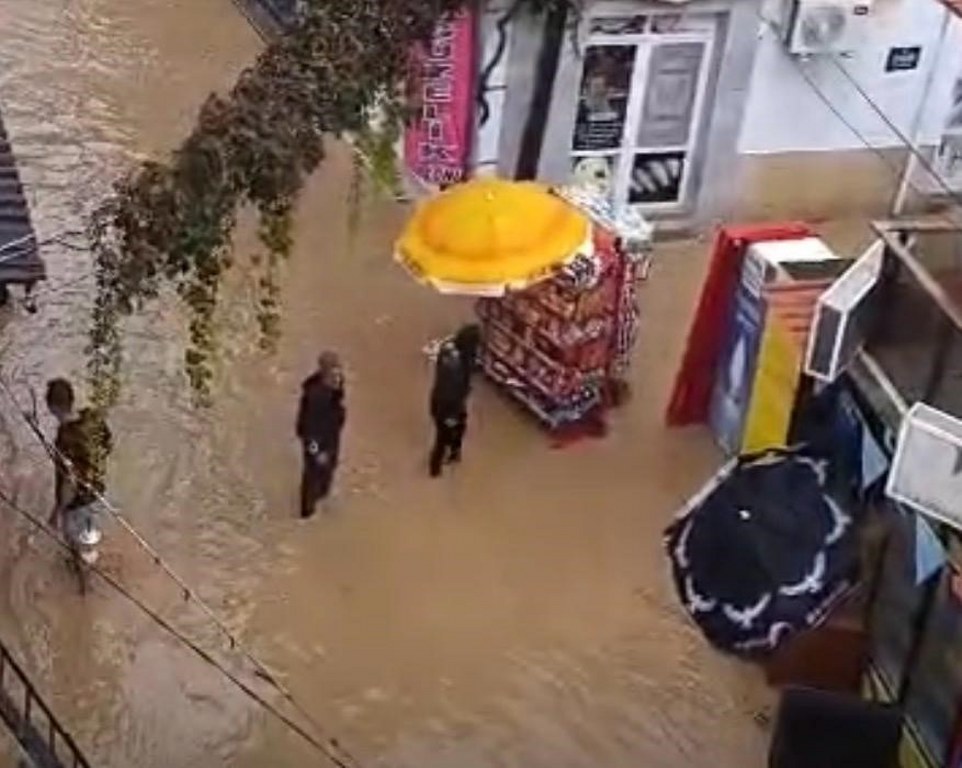 Foça’da sel suları denizin rengini değiştirdi