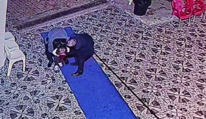 Gazetecinin “Heimlich manevrası” uygulamasıyla kurtuldu