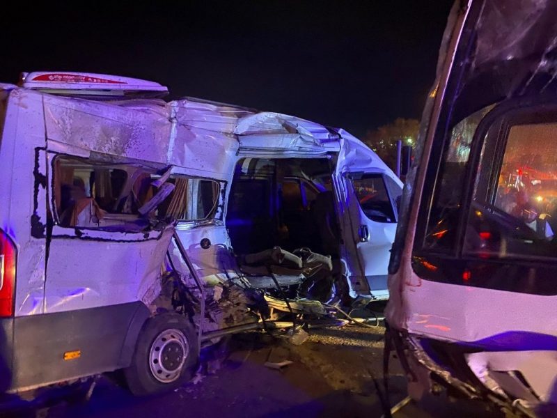 İşçi servisleri çarpıştı: 15 yaralı