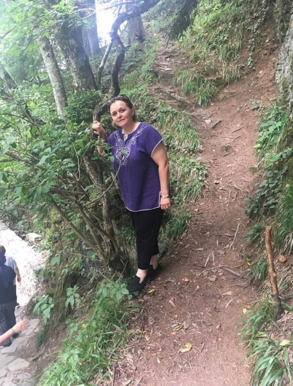 Otomobilin refüjde çarptığı kadınlara karşıdan gelen otomobil de çarptı: 2ölü