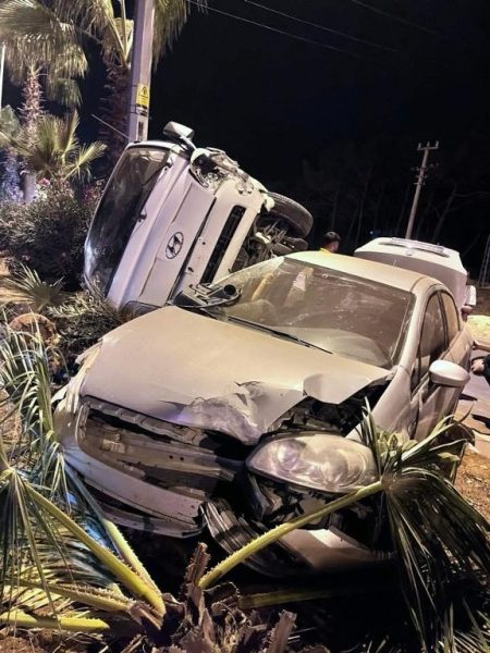 Kamyonet ile otomobil çarpıştı: 4 yaralı