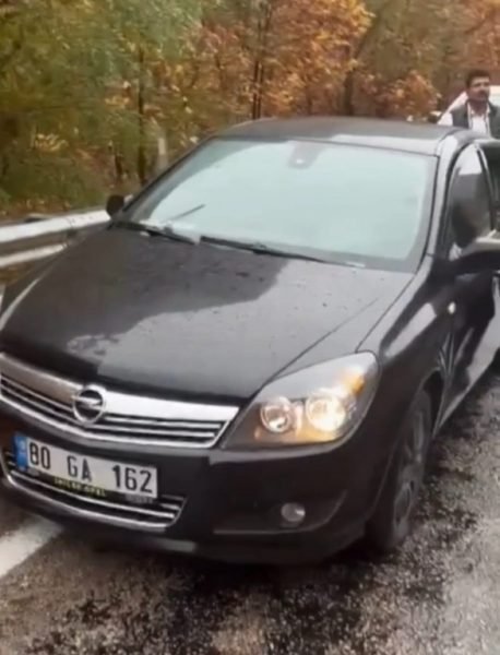 4 öğretmenin hayatını kaybettiği yola yine kaya parçası düştü, bir otomobil hasar gördü