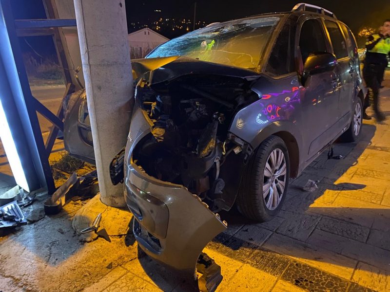 Bisikletliye çarpmamak için direğe çarptı: 5 yaralı