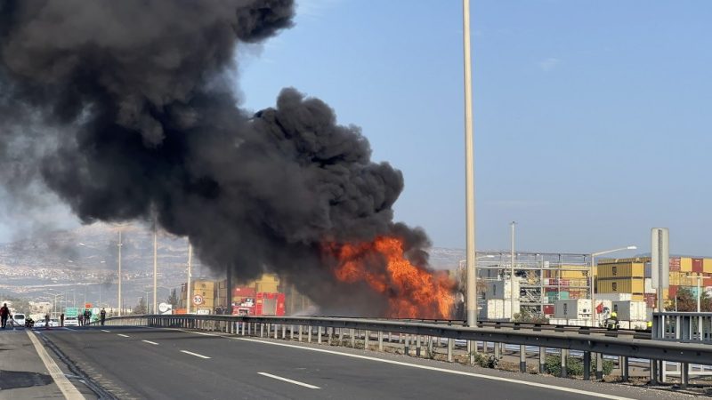Mazot yüklü tanker alev alev yandı, gökyüzünü kara dumanlar kapladı