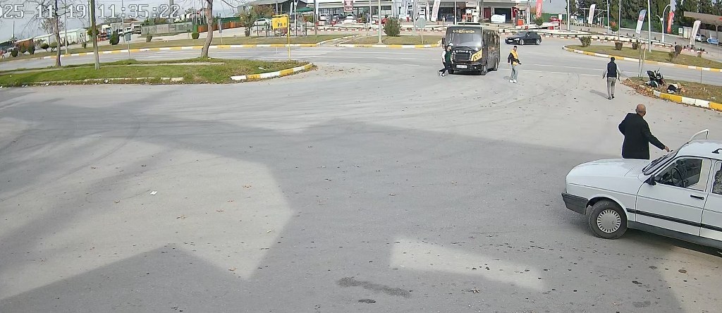 Minibüs motosiklete çarptı: 2 yaralı