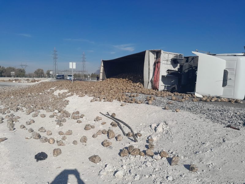 Pancar yüklü tır devrildi: 1 yaralı