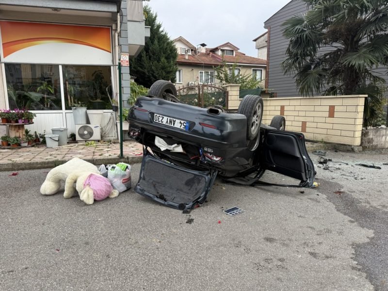 Taklalar atarak hurdaya dönen otomobilden burnu kanamadan çıktı