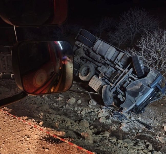 Devrilen tırın sürücüsü hayatını kaybetti