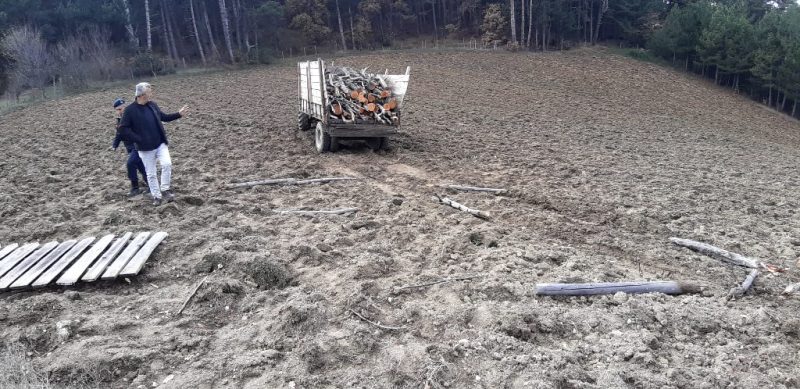 Traktör devrildi: 1 ölü, 1 yaralı