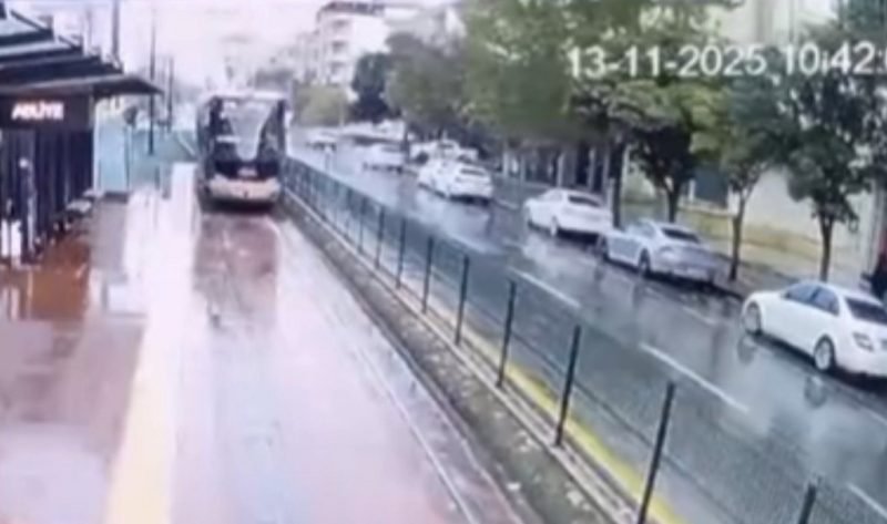Tramvaya yıldırım isabet etti