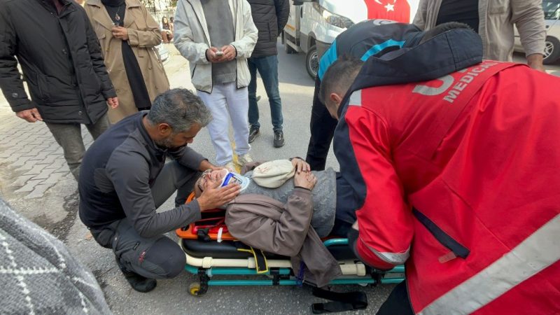 Menteşe’de otomobil yaşlı adama çarpıp kaçtı