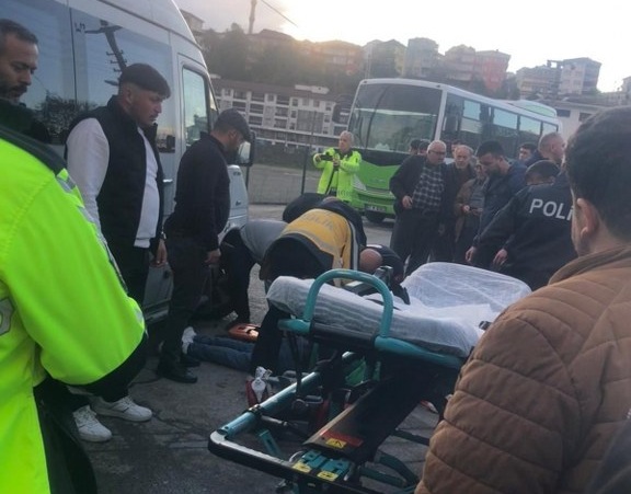 Yolda düştü, işçi servisi çarptı, kurtarılamadı