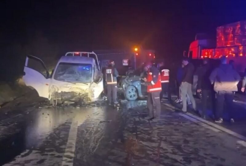 Panelvanla kamyonet çarpıştı: 1 öldü, 3 yaralandı
