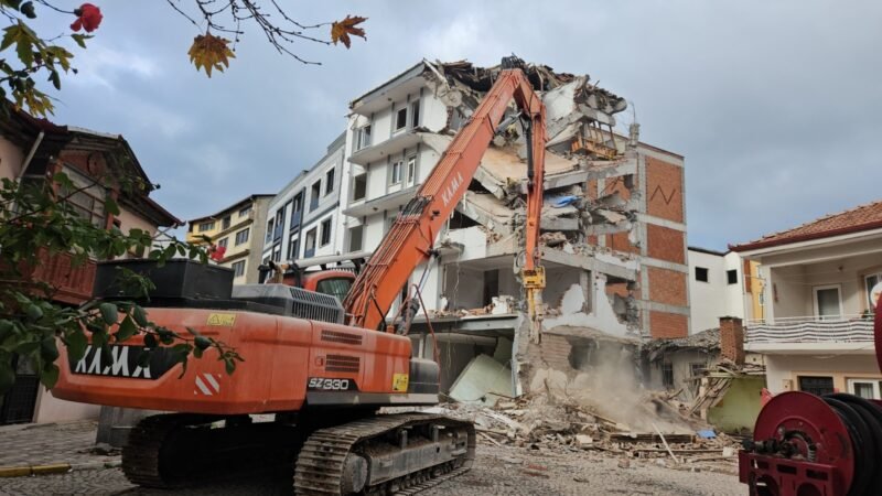 Evlerinin yıkılışını hüzünlü gözlerle izlediler