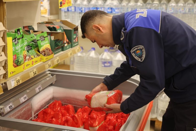 Marmaris’te zabıtadan market denetimi sürüyor