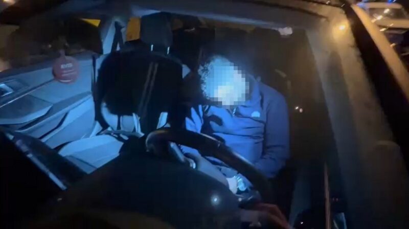 Kaza yapan sürücü, 3 saatlik uğraş sonunda cam kırılarak uyandırdı