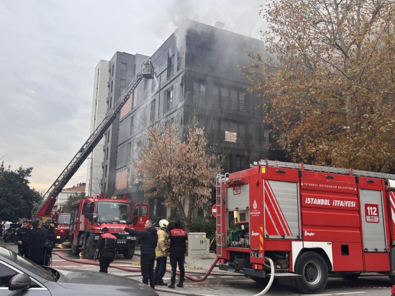 Bağdat Caddesi’nde çatı katında çıkan yangın büyüdü, 2 bloklu bina küle döndü
