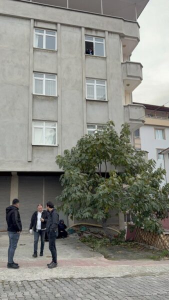 3’üncü kattan düşen yaşlı adamı incir ağacı kurtardı