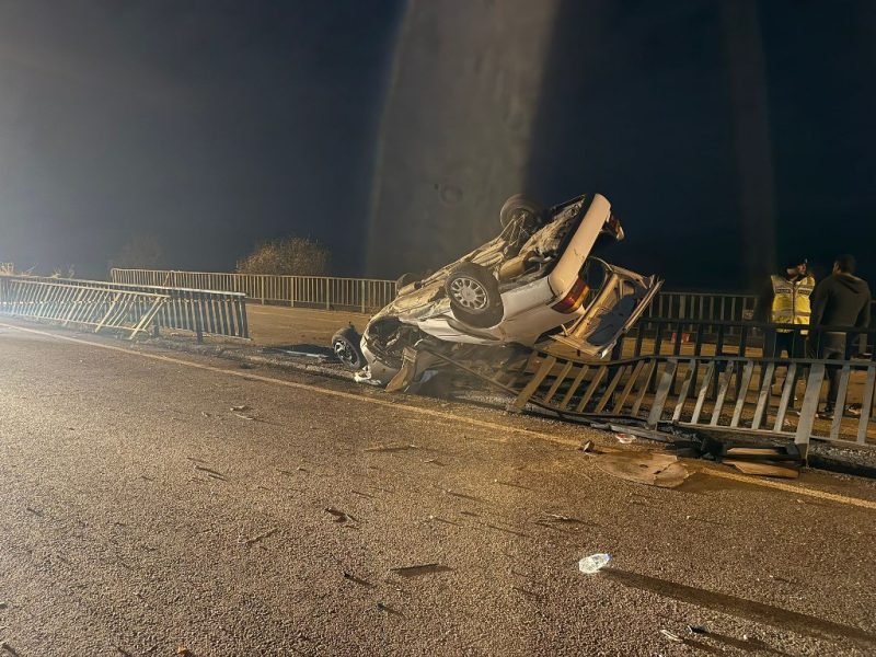 Köprü demirlerine çarptı: 1 ölü, 3 yaralı