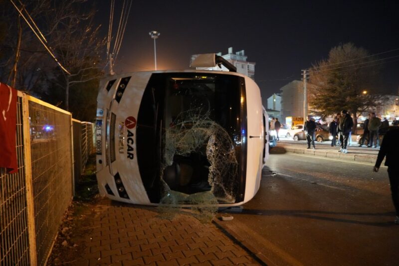 İşçi servisi ile otomobil çarpıştı: 11 yaralı