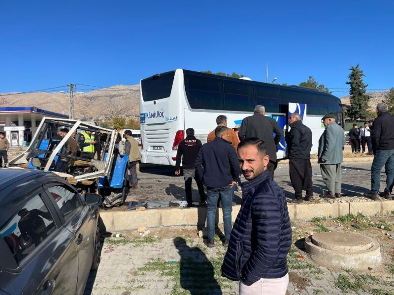 Yolcu otobüsü ile traktör çarpıştı: 1 yaralı