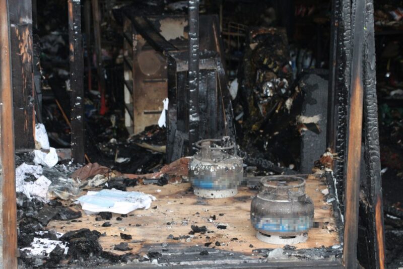 Veresiye alamadığı için bakkalı ateşe verdi