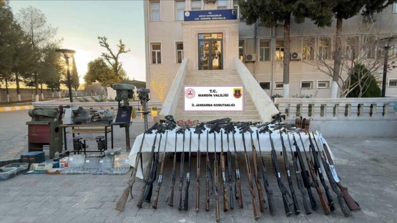 Yasa dışı silah imalathanesine baskında çok sayıda silah ele geçirildi