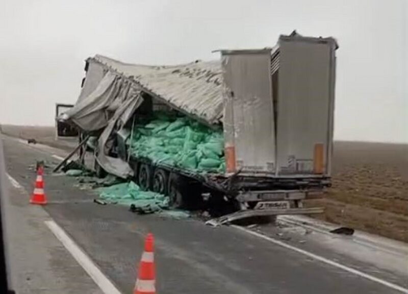 Tır yol kenarındaki tırın dorsesine çarptı: 1 yaralı
